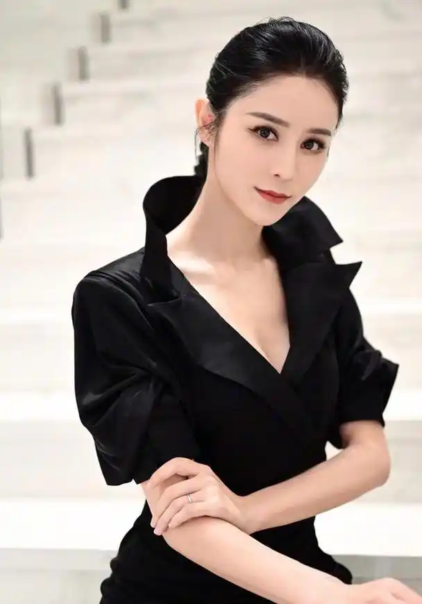 林峯女友张馨月近照公开,穿黑裙展露性感身材,无名指戒指更抢镜