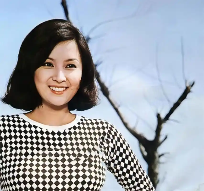 为此甄珍打算摊牌分手,搬出爱巢,和谢贤开始了分居生活,最终这段婚姻