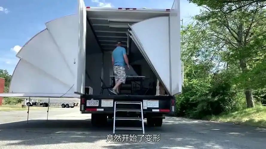 不可思议的变形货车,车厢两侧可折叠伸展,适用于多种用途