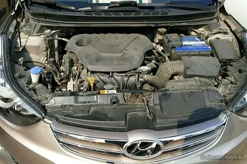 现代朗动发动机舱