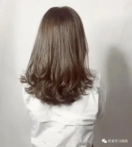 那么今天小编就为大家带来"半卷烫"女生烫发发型,修颜百搭好打理