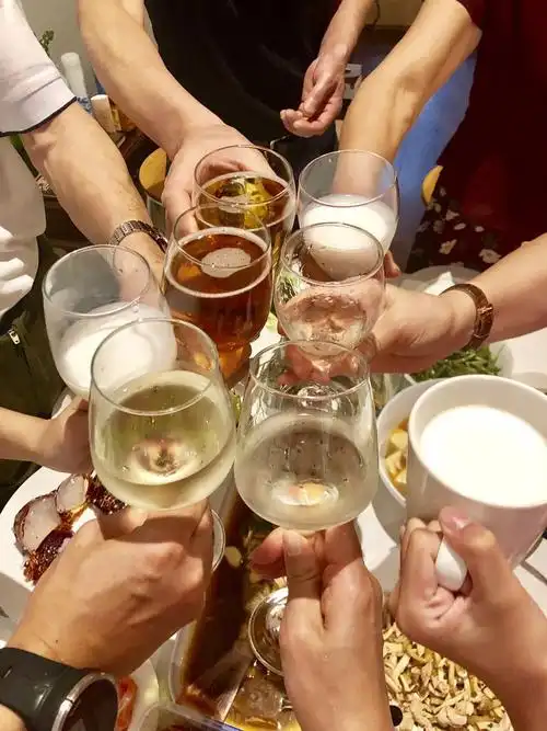 开心里格啦!一家人碰杯!