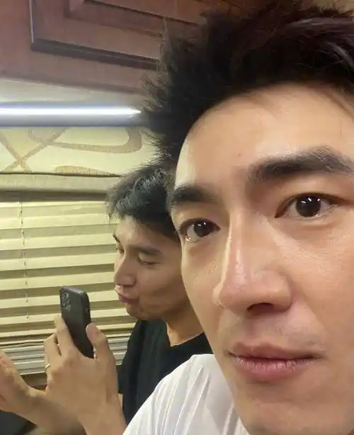 抛开探班,话说在娱乐圈中也就只有林更新敢素颜怼着镜头自拍了吧!