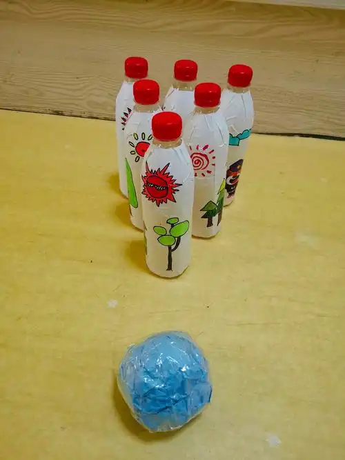 写美篇器械说明:保龄球 材料准备:矿泉水瓶,废纸,胶带 玩法介绍:将