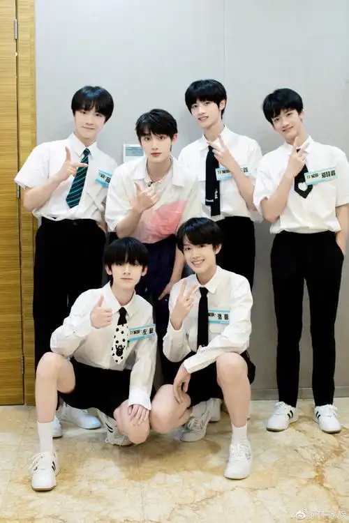 tf家族三代快本首秀舞台#tf三代快乐大本营后台合影96朱志鑫