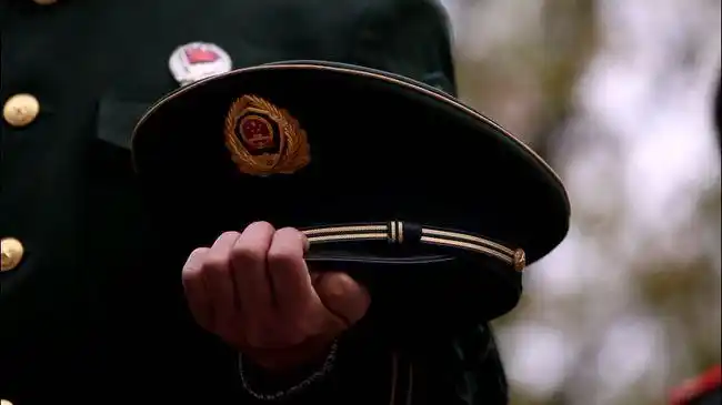 清明时节的月轮山是呜咽的,蔡永祥纪念碑前近百名战士肃穆站立.脱帽