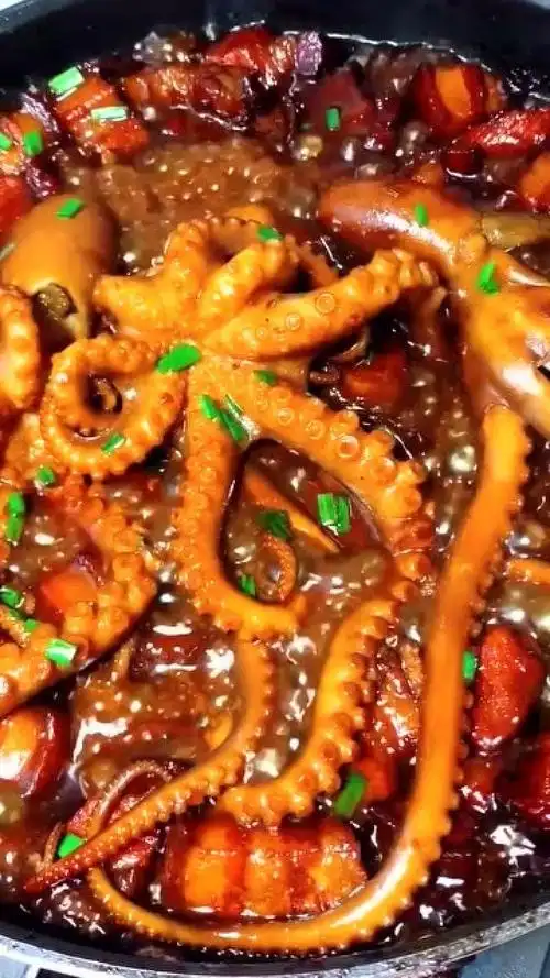 超好吃的家常红焖肉炖八爪鱼的做法