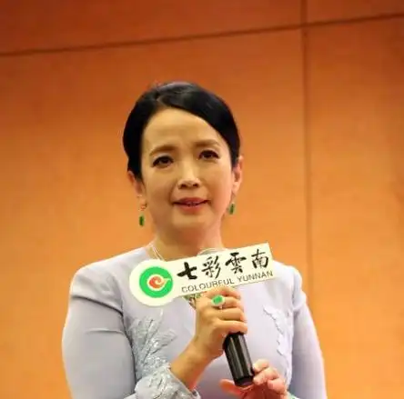 吕丽萍迎63岁生日,收奢侈品礼物儿子未祝福,美国豪宅贵气宽阔