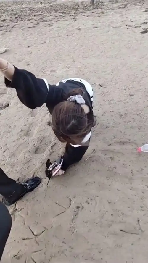 美女深陷泥潭无法自拔!