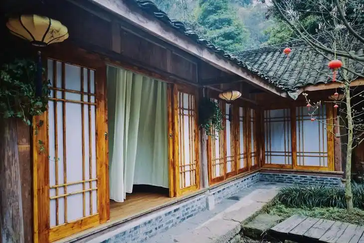 宿仙谷都是木质结构房屋,幽静的小院,一共12间房