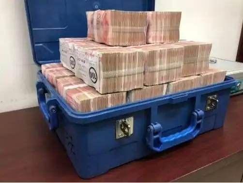 北京一男子拎着200万人民币现金到法院偿还欠朋友8年的债款