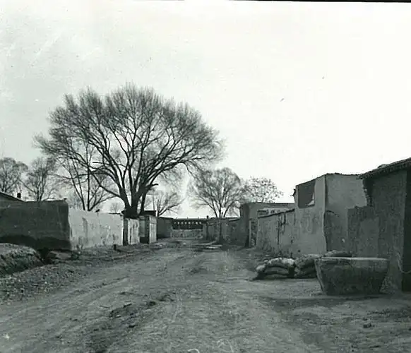 这笑容令人感到有些不太舒服.望都县百姓.望都火车站站牌.