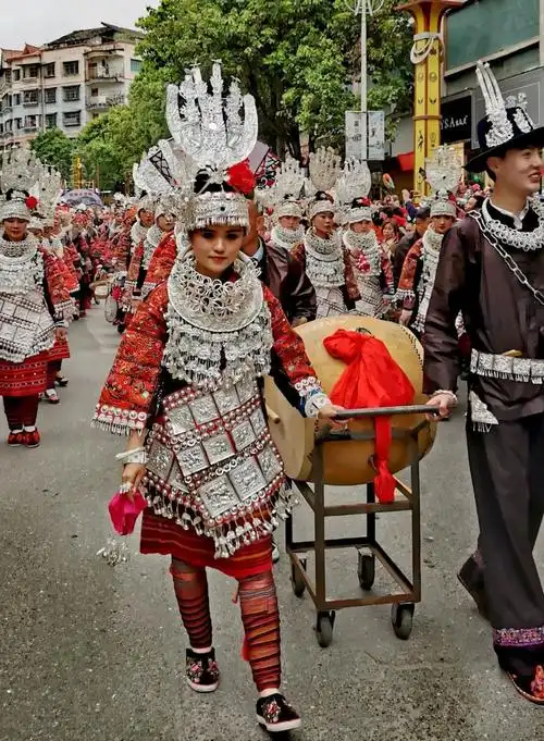台江苗族青年妇女的冠饰很有特色,第一眼看上上去很象手形,如图1和图2