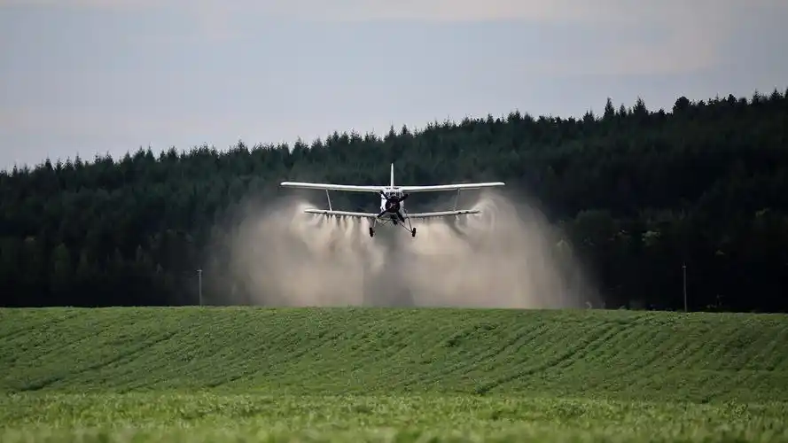 东北航空护林站飞机喷洒农药作业助力农业生产