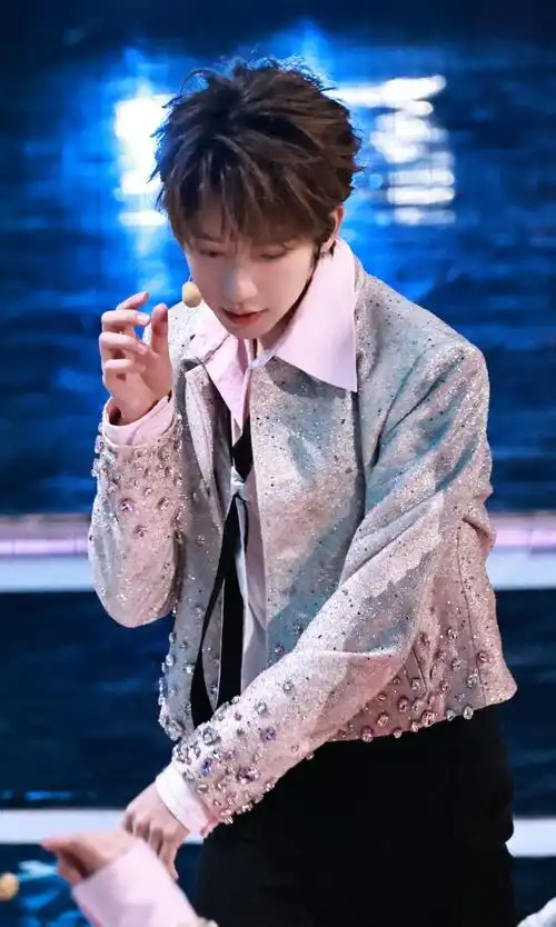 9920240203湖南卫视小年夜春晚99  @时代少年团-贺峻霖生图仅调亮