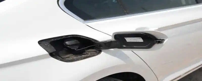 迈腾加油盖开关在什么地方