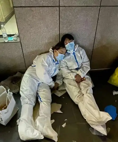 郑州疫情感人日记:市民深夜排队做核酸,爱心人士给医务者送冰块