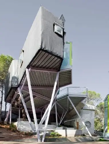 盘点那些惊险刺激的悬空建筑 你敢体验吗