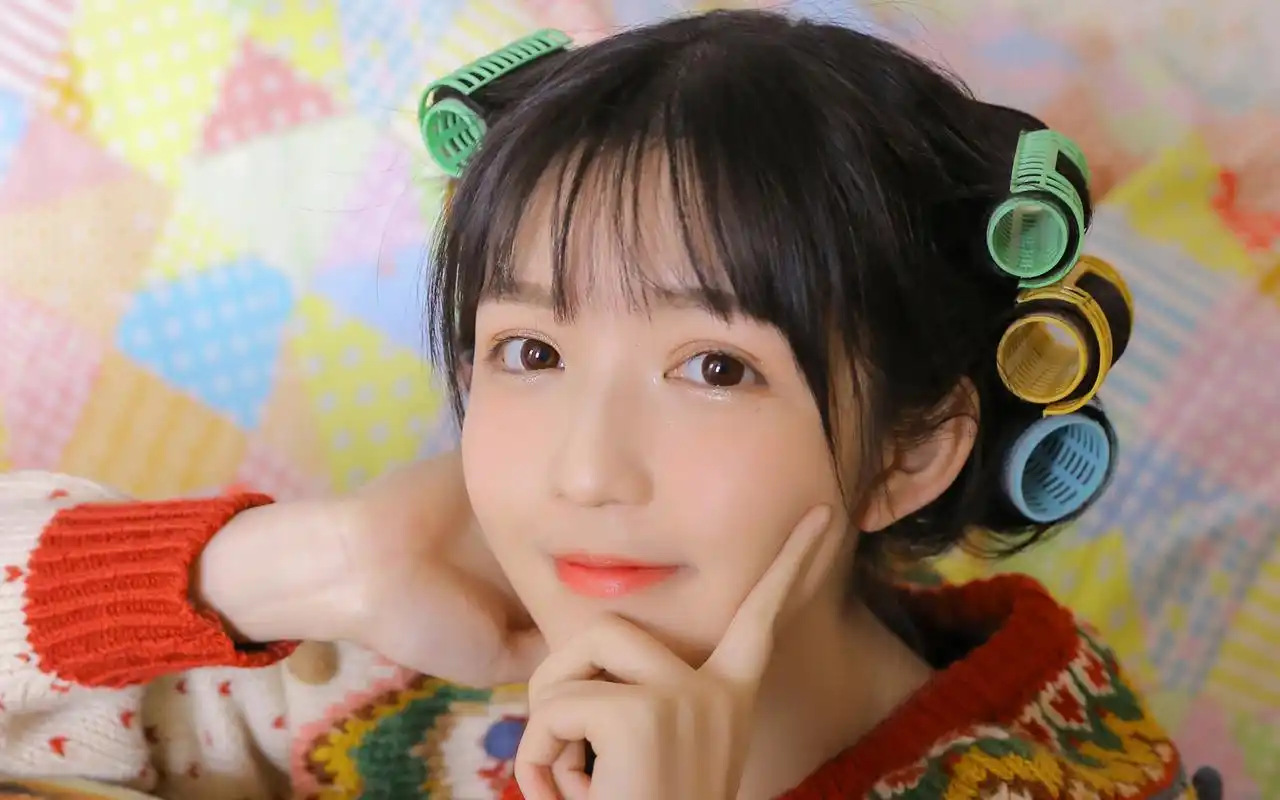 俏皮美女性感写真高清桌面壁纸