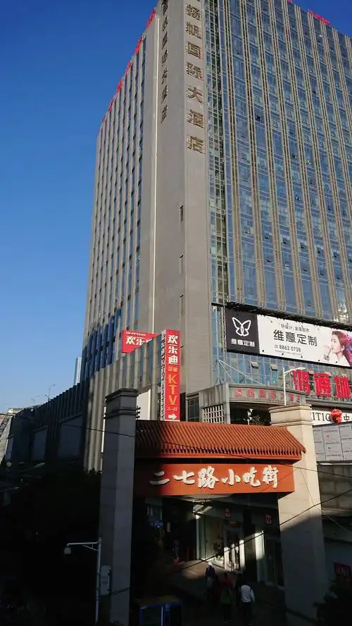 中国 贵州省 贵阳市 鸿通城购物中心点评:南北に长い建物で,上层阶に