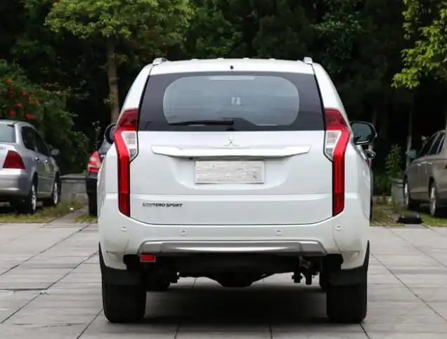 硬核越野车三菱帕杰罗劲畅,配备全时四驱,比普拉多优惠不少