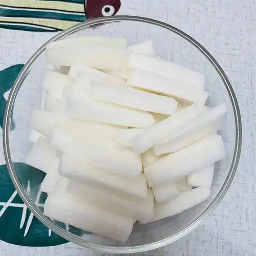 汤匙五勺醋,五勺生抽,煮开晾凉36615将腌制的白萝卜中多余的水倒