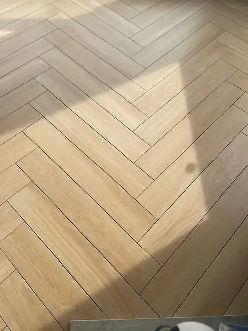 阳光下的人字铺木纹砖