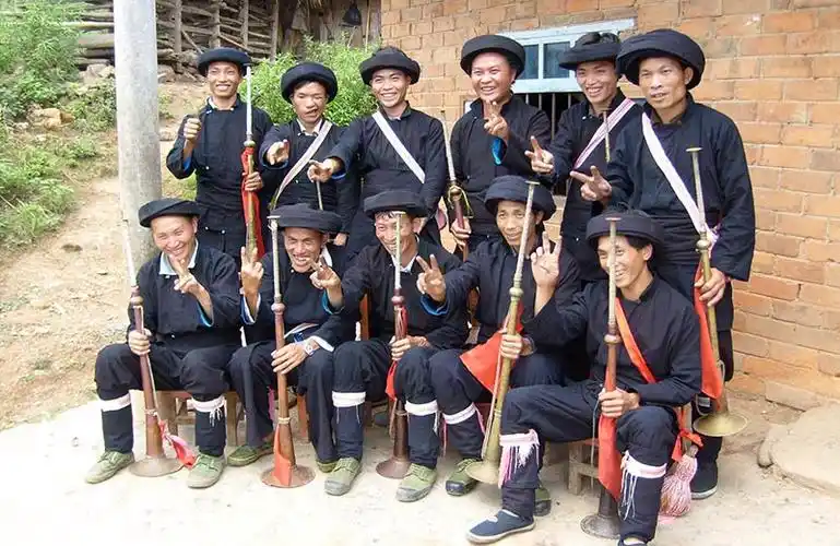 蓝靛瑶族的长号手合影留念.凌云县委宣传部供图