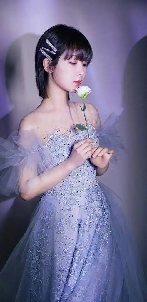 杨紫镶钻蕾丝露肩礼服下配的是马丁靴,真是个机灵鬼_因为_回应_网友