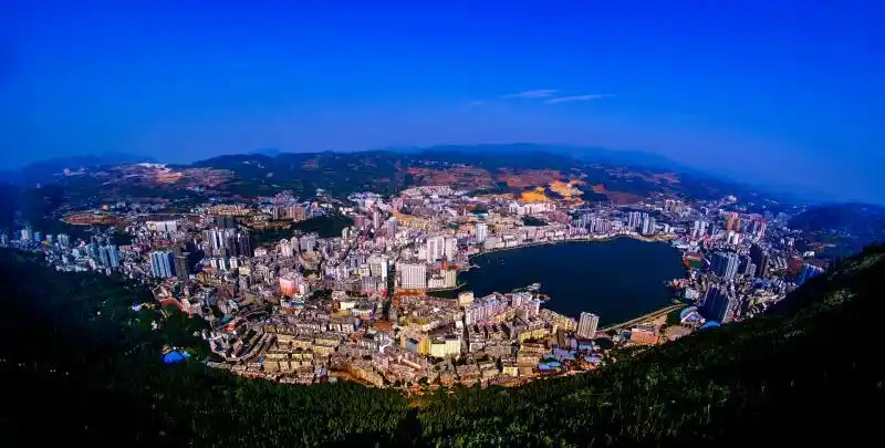 栈道上俯瞰荞麦生长的小城全貌(据说,"个旧"在彝族语言里就是:荞麦