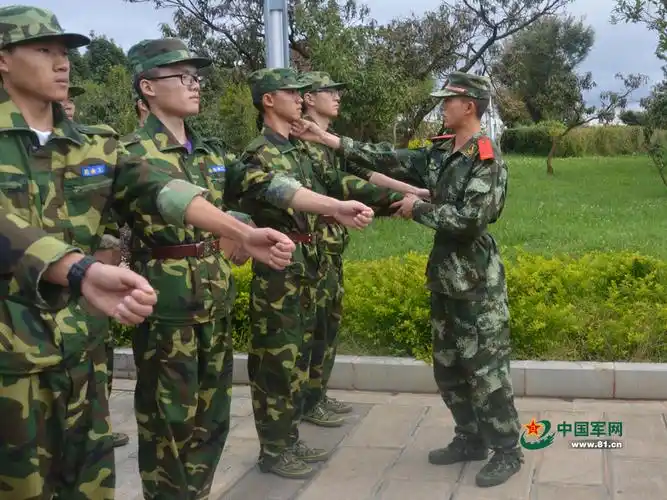 昆明理工大学军训拉开序幕 武警官兵开训表演惊呆学子