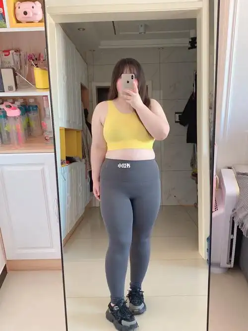 围45黄色上衣很有活力 就很少女裤子是带薄绒的 不显三角区上衣很显瘦