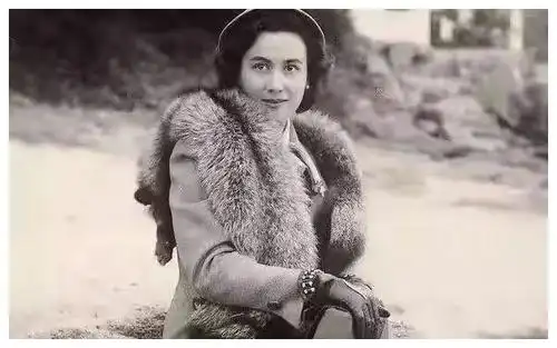 赌王三太陈婉珍罕见年轻时照片曝光,护士出身的她颇有港姐的风范