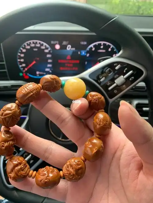 蜜蜡  #橄榄核  #文玩  #文玩手串  #恶僧核雕  得空就得撸两下