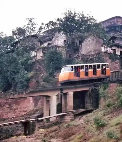 1980年代,重庆,当时最高大楼会仙楼宾馆开业.