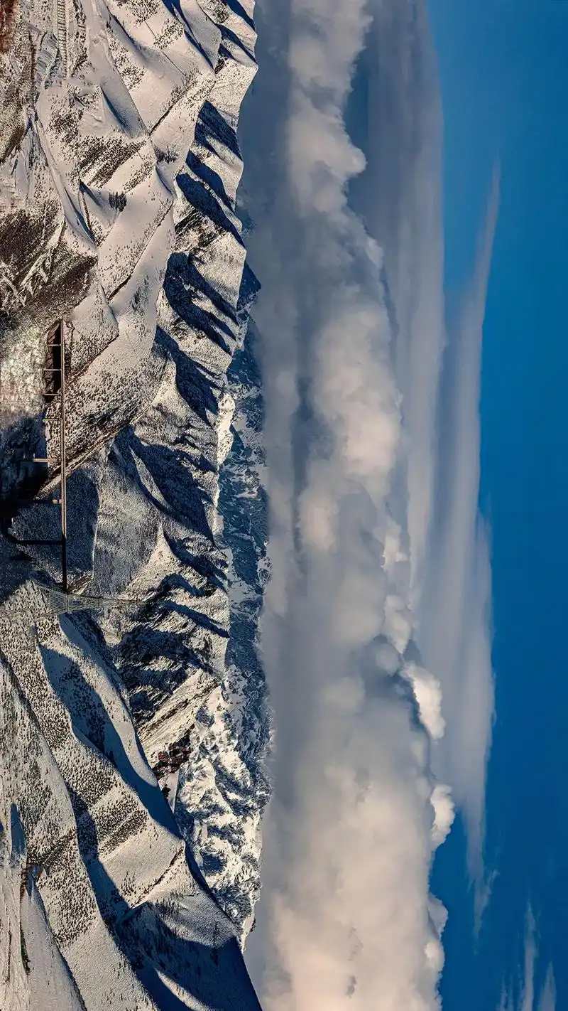 乌鲁木齐第一场雪下的博格达峰.博格达峰海拔5445米,是天山 - 抖音