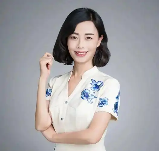 包 蕾《云广早新闻》主播,同时也是专题节目《开放零距离》主持人.