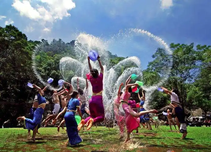 贝尔国际幼儿园田野班今日体验活动《少数民族之傣族文化》