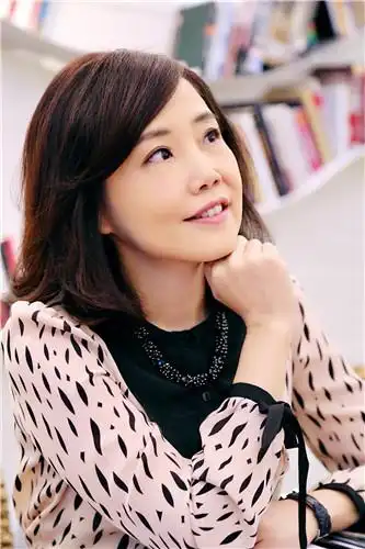 凤凰卫视评论员尹乃菁简介