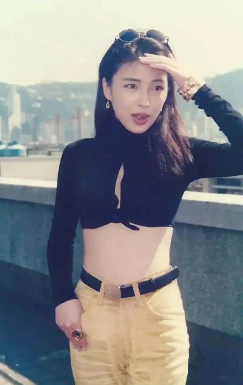 张学友与妻子罗美薇罕见同框,夫妻俩一身黑的造型低调难掩气场,57岁