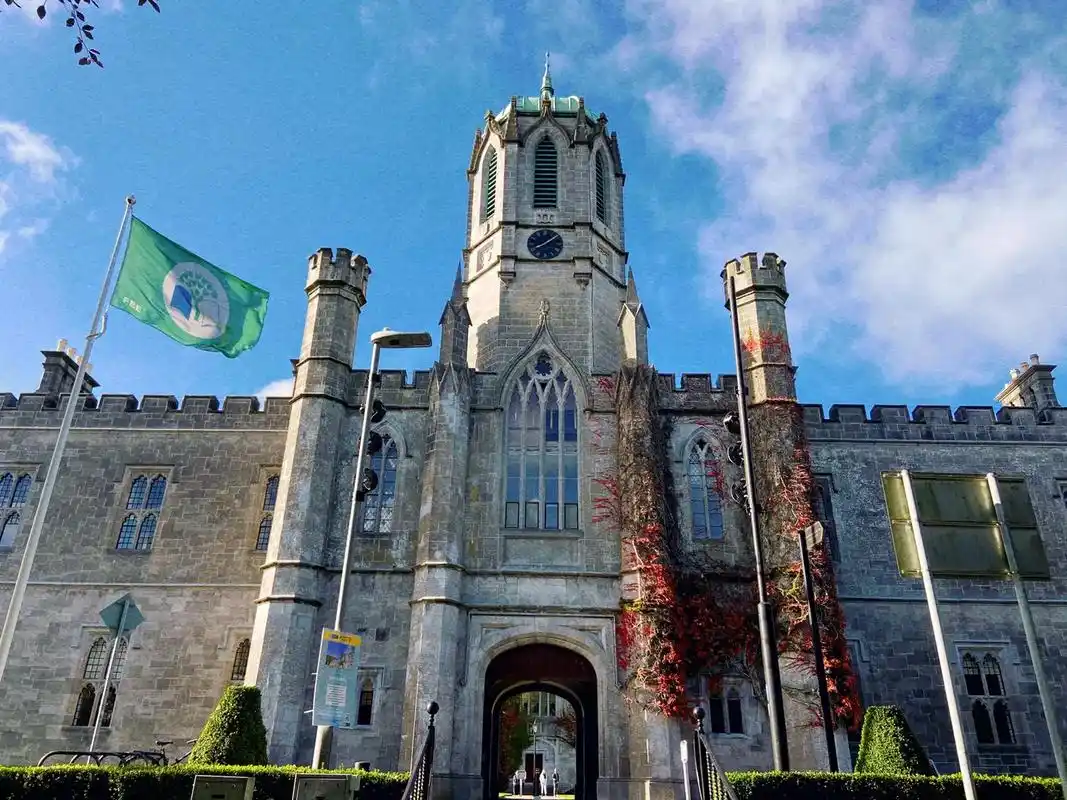 路过高威大学 在这个宁静的下午 几秒钟的毕业照后 她们就开启 - 抖音