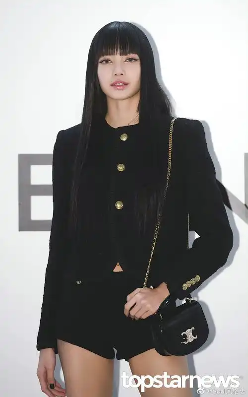 lisa x celine今日活动图 "长腿"莎的笑容太治愈了!