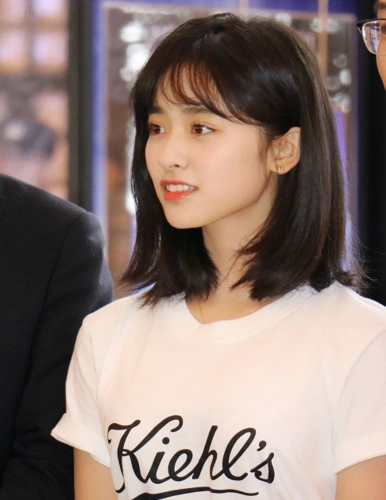 沈月拍照不安分,一阵风吹来掀起"铁刘海",瞬间拥有"御姐脸"