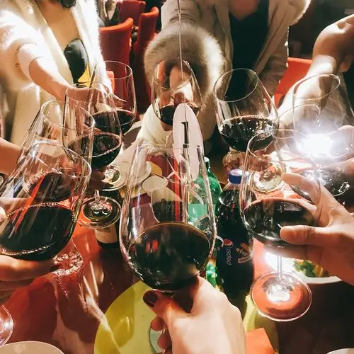 在干杯中,开启了盛宴