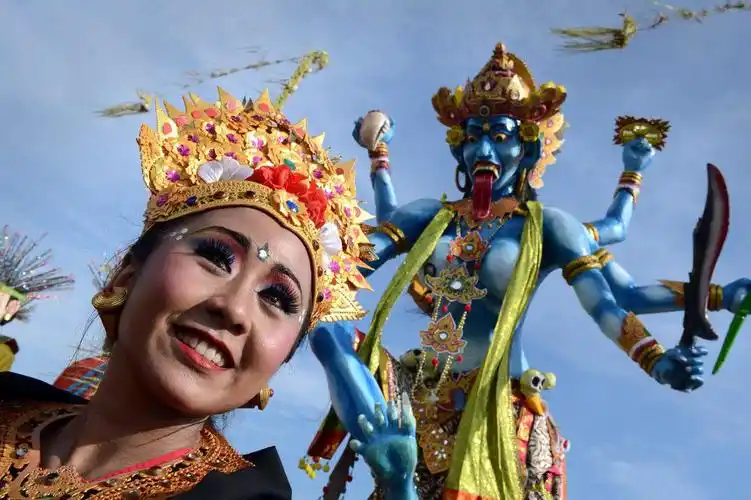 原创印尼巴淡岛国际文化节 美女浓妆艳抹盛装亮相 数万游客大饱眼福