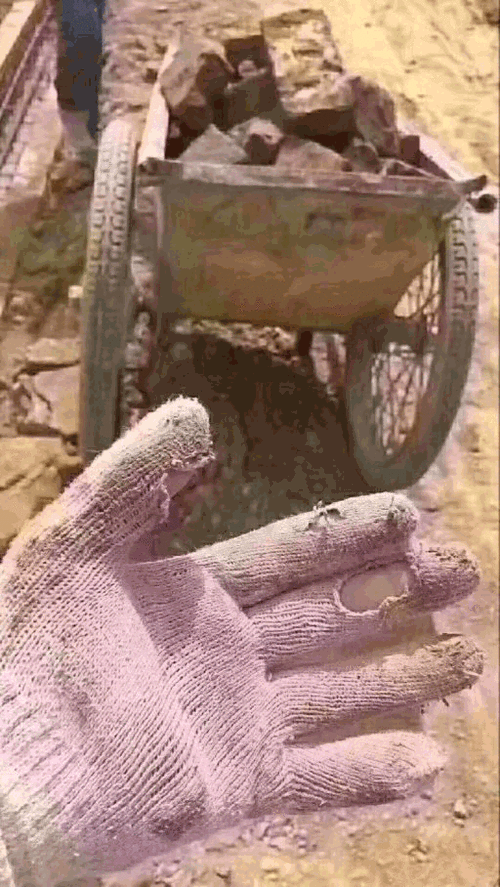 搬砖捡瓶子工地gif动图_动态图_表情包下载_soogif