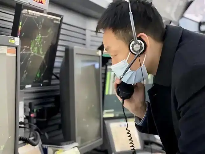 湖北空管分局值班管制员正在积极协调备降航班