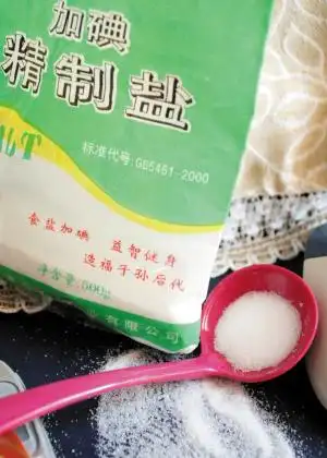 了新的用盐指导:健康成年人每日盐的摄入量的上限由以前的6克降为5克