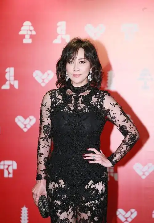 刘嘉玲穿黑色蕾丝裙显身材长腿可真挺撩人但上身看着有点壮
