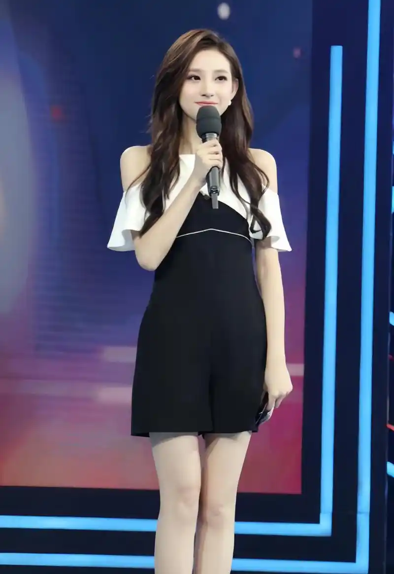 当时,马凡舒的状态非常镇定,她用手臂遮住了自己的眼睛,然后继续优雅